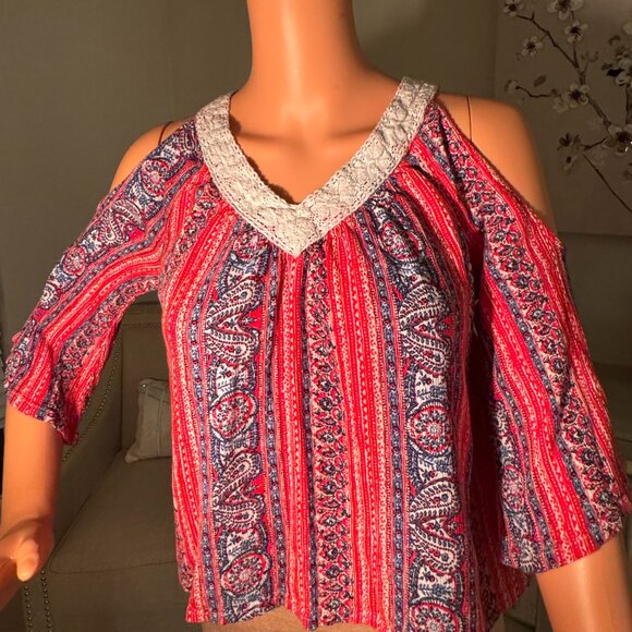 🌸 Hollister Paisley Cold-Shoulder Blouse – Red, White & Blue, Size Small 🌸 - Picture 1 of 5